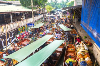 Bangkok, Tayland - 22 Mart 2018: Yüzen pazarda Tayland bir yaz günü