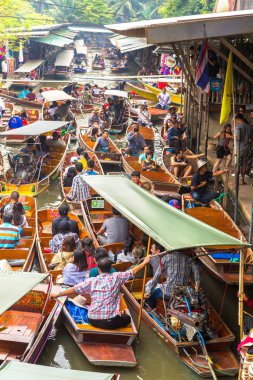 Bangkok, Tayland - 22 Mart 2018: Yüzen pazarda Tayland bir yaz günü