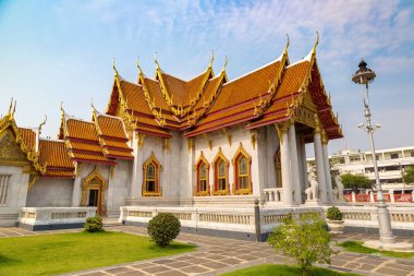 Bir yaz günü, Bangkok, Tayland için Mermer Tapınak (Wat Benchamabophit)