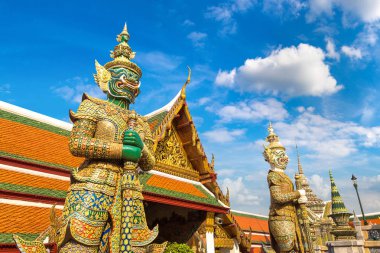 Wat Phra Kaew 'deki Şeytan Koruyucusu (Zümrüt Buddha Tapınağı), Bangkok' ta bir yaz günü Büyük Saray