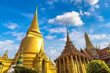 Büyük Saray ve Wat Phra Kaew (Zümrüt Buda Tapınağı) bir yaz günü Bangkok 'ta