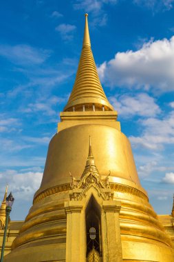 Büyük Saray ve Wat Phra Kaew (Zümrüt Buda Tapınağı) bir yaz günü Bangkok 'ta