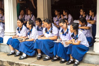 Bangkok, Tayland - 22 Mart 2018: Tay okul içinde bir yaz günü Tayland üniformalı