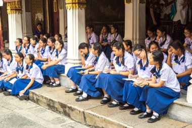 Bangkok, Tayland - 22 Mart 2018: Tay okul içinde bir yaz günü Tayland üniformalı