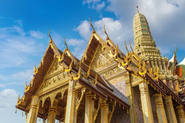Büyük Saray ve Wat Phra Kaew (Zümrüt Buda Tapınağı) bir yaz günü Bangkok 'ta
