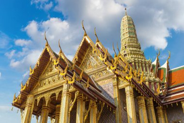 Büyük Saray ve Wat Phra Kaew (Zümrüt Buda Tapınağı) bir yaz günü Bangkok 'ta