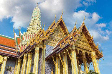 Büyük Saray ve Wat Phra Kaew (Zümrüt Buda Tapınağı) bir yaz günü Bangkok 'ta