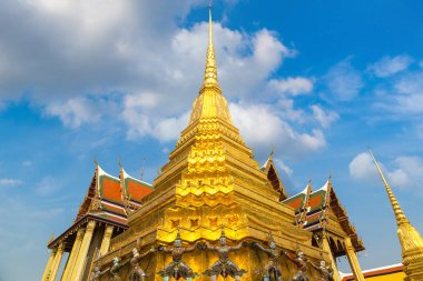 Büyük Saray ve Wat Phra Kaew (Zümrüt Buda Tapınağı) bir yaz günü Bangkok 'ta