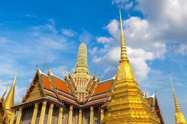 Büyük Saray ve Wat Phra Kaew (Zümrüt Buda Tapınağı) bir yaz günü Bangkok 'ta