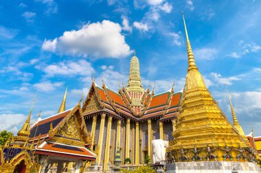 Büyük Saray ve Wat Phra Kaew (Zümrüt Buda Tapınağı) bir yaz günü Bangkok 'ta