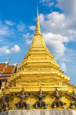 Büyük Saray ve Wat Phra Kaew (Zümrüt Buda Tapınağı) bir yaz günü Bangkok 'ta