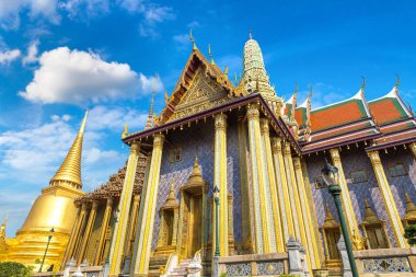 Büyük Saray ve Wat Phra Kaew (Zümrüt Buda Tapınağı) bir yaz günü Bangkok 'ta