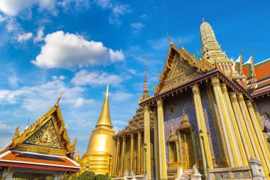 Büyük Saray ve Wat Phra Kaew (Zümrüt Buda Tapınağı) bir yaz günü Bangkok 'ta