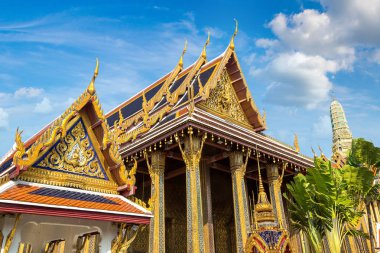 Büyük Saray ve Wat Phra Kaew (Zümrüt Buda Tapınağı) bir yaz günü Bangkok 'ta