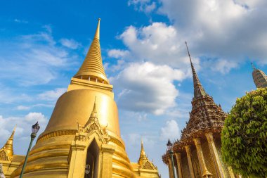 Büyük Saray ve Wat Phra Kaew (Zümrüt Buda Tapınağı) bir yaz günü Bangkok 'ta