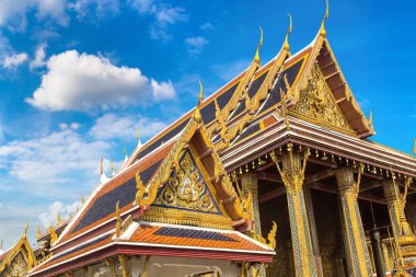 Büyük Saray ve Wat Phra Kaew (Zümrüt Buda Tapınağı) bir yaz günü Bangkok 'ta