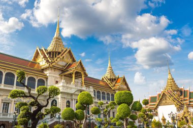 Büyük Saray ve Wat Phra Kaew (Zümrüt Buda Tapınağı) bir yaz günü Bangkok 'ta