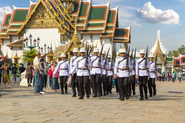 Bangkok, Tayland - 22 Mart 2018: Kings muhafız Grand Royal Palace Bangkok bir yaz günü içinde