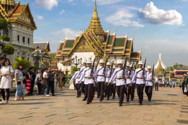 Bangkok, Tayland - 22 Mart 2018: Kings muhafız Grand Royal Palace Bangkok bir yaz günü içinde