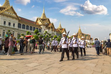 Bangkok, Tayland - 22 Mart 2018: Kings muhafız Grand Royal Palace Bangkok bir yaz günü içinde