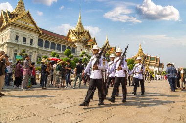 Bangkok, Tayland - 22 Mart 2018: Kings muhafız Grand Royal Palace Bangkok bir yaz günü içinde
