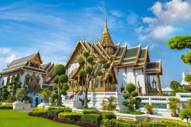 Büyük Saray ve Wat Phra Kaew (Zümrüt Buda Tapınağı) bir yaz günü Bangkok 'ta