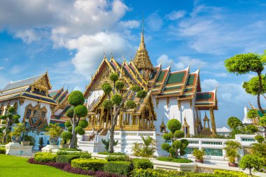Büyük Saray ve Wat Phra Kaew (Zümrüt Buda Tapınağı) bir yaz günü Bangkok 'ta