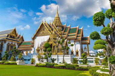 Büyük Saray ve Wat Phra Kaew (Zümrüt Buda Tapınağı) bir yaz günü Bangkok 'ta