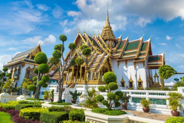 Büyük Saray ve Wat Phra Kaew (Zümrüt Buda Tapınağı) bir yaz günü Bangkok 'ta
