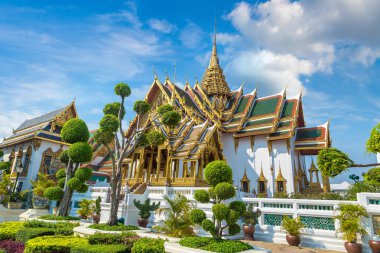 Büyük Saray ve Wat Phra Kaew (Zümrüt Buda Tapınağı) bir yaz günü Bangkok 'ta