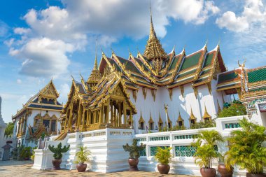 Büyük Saray ve Wat Phra Kaew (Zümrüt Buda Tapınağı) bir yaz günü Bangkok 'ta