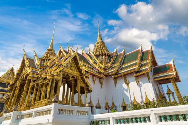 Büyük Saray ve Wat Phra Kaew (Zümrüt Buda Tapınağı) bir yaz günü Bangkok 'ta
