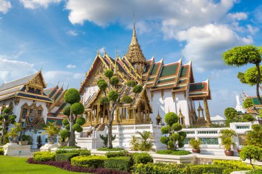 Büyük Saray ve Wat Phra Kaew (Zümrüt Buda Tapınağı) bir yaz günü Bangkok 'ta