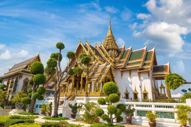 Büyük Saray ve Wat Phra Kaew (Zümrüt Buda Tapınağı) bir yaz günü Bangkok 'ta
