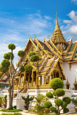 Büyük Saray ve Wat Phra Kaew (Zümrüt Buda Tapınağı) bir yaz günü Bangkok 'ta