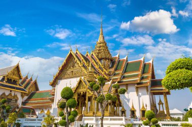 Büyük Saray ve Wat Phra Kaew (Zümrüt Buda Tapınağı) bir yaz günü Bangkok 'ta