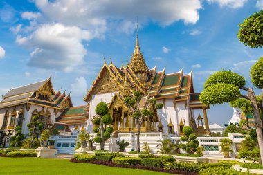 Büyük Saray ve Wat Phra Kaew (Zümrüt Buda Tapınağı) bir yaz günü Bangkok 'ta