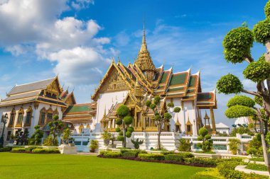 Büyük Saray ve Wat Phra Kaew (Zümrüt Buda Tapınağı) bir yaz günü Bangkok 'ta