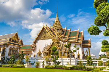 Büyük Saray ve Wat Phra Kaew (Zümrüt Buda Tapınağı) bir yaz günü Bangkok 'ta