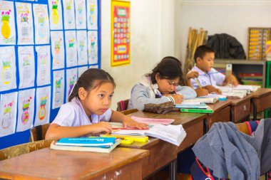 Bangkok, Tayland - 22 Mart 2018: Tay okul içinde bir yaz günü Tayland üniformalı
