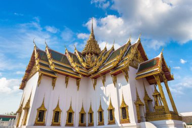 Büyük Saray ve Wat Phra Kaew (Zümrüt Buda Tapınağı) bir yaz günü Bangkok 'ta