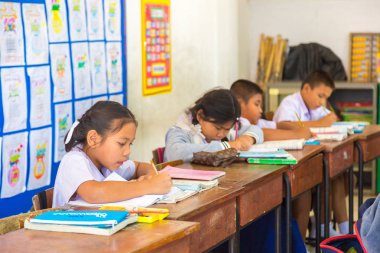 Bangkok, Tayland - 22 Mart 2018: Tay okul içinde bir yaz günü Tayland üniformalı