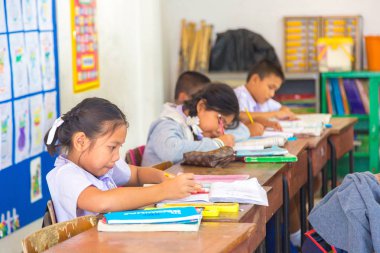 Bangkok, Tayland - 22 Mart 2018: Tay okul içinde bir yaz günü Tayland üniformalı