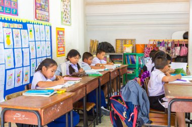 Bangkok, Tayland - 22 Mart 2018: Tay okul içinde bir yaz günü Tayland üniformalı