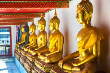 Bir yaz günü Bangkok'ta Wat Pho tapınakta Altın Buda heykelleri