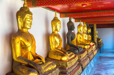 Bir yaz günü Bangkok'ta Wat Pho tapınakta Altın Buda heykelleri