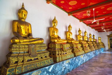 Bir yaz günü Bangkok'ta Wat Pho tapınakta Altın Buda heykelleri