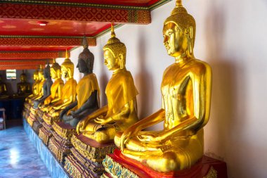 Bir yaz günü Bangkok'ta Wat Pho tapınakta Altın Buda heykelleri