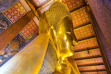 Dev yatan Buda Wat Pho tapınakta bir yaz günü Bangkok içinde