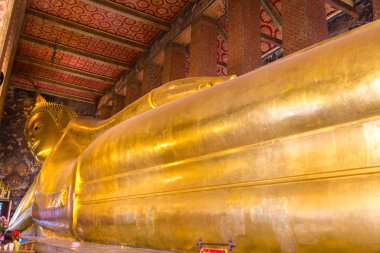 Dev yatan Buda Wat Pho tapınakta bir yaz günü Bangkok içinde